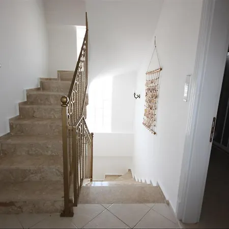 Lebrentals Tina فيلة